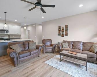 Home away from Home, upscale townhome - Plover - Living room