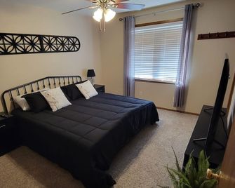 4 bedrooms. 2 miles to ISU. Quiet Cul-de-sac. - Ames - Slaapkamer