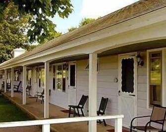 West Road Motel - Bennington - Patio
