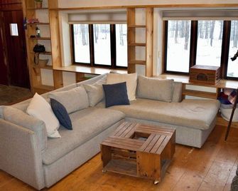 Cozy 4-bedroom chalet with WiFi, AC, fireplace in adventurous Mad River Valley - Warren - Salon