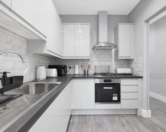 Your Cosy Stay Modern 3 Double Bedroom Apartment - Fully Furnished - 5 Mins walk to Stn - London - Kitchen