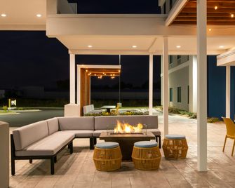 Home2 Suites by Hilton Jonesboro - Jonesboro - Patio