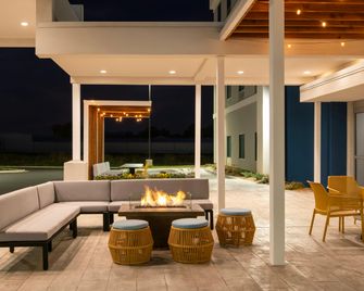 Home2 Suites by Hilton Jonesboro - Jonesboro - Patio