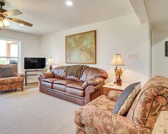Peaceful Missouri Getaway w/ Valley View & Patio! - Ava - Sala de estar