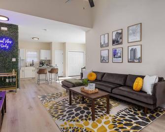 3bd Retreat - Hot Tub & Bbq - Near Ncsu & Downtown - Raleigh - Living room