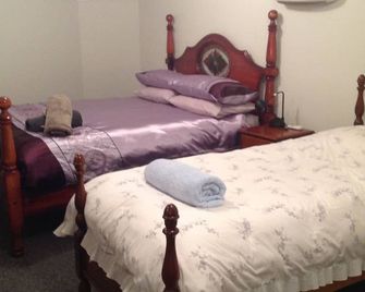 Glenayr Champagne Apartment - Launceston - Bedroom