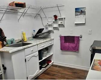 Earthquest Lodge - Port Burwell - Kitchen