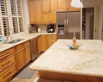 Well-equipped 3BR/3BA with large common space in the heart of Historic Downtown - New Iberia - Küche