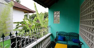 Morotai Camp Hostel -Adult Only - Denpasar - Balcony