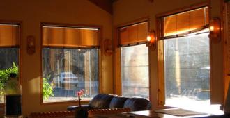 River Park Inn - Klamath Falls - Living room