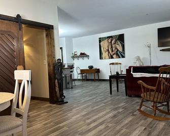 Adult Themed get-a-way! Centrally located to ski mountains, Oxford Casino, OPS. - Paris - Sala de estar