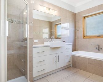 Linsdale - Port Fairy - Bathroom