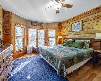 Wooded Retreat w Hot Tub Loft Game Room & Sauna - Oakland - Habitación