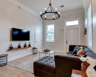 Event Weekend Hub Near Superdome & Fq - New Orleans - Living room