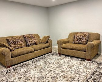Spacious 5-bedroom house in marvelous Greeley with AC, WiFi - Greeley - Living room