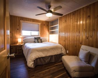Wonderful, Family Friendly 5 Bedroom Cabin In Downtown Red River! - Red River - Bedroom