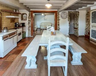 4 Bedroom Awesome Home In Champoly - Champoly - Comedor