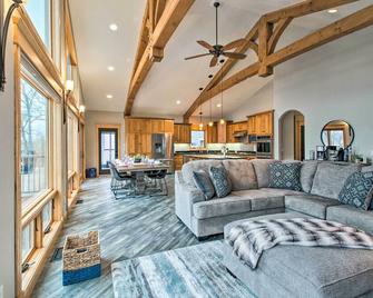 Dock, Hot Tub and Game Room Luxe Lake Latoka Home - Alexandria - Obývací pokoj
