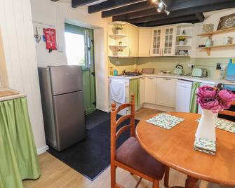 Northgate Cottage - Holywell - Kitchen