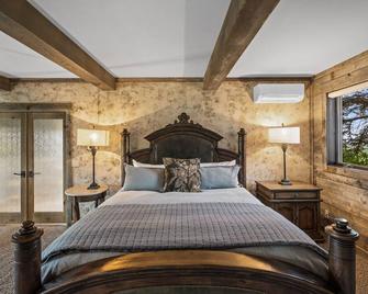 Crazy Bear Ranch - Wonderful log home with breathtaking views and a hot tub! - Gallatin Gateway - Habitación