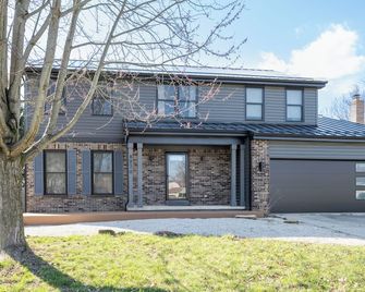 Stylish 4 bed 2.5 bath home in Reynoldsburg - Reynoldsburg - Building