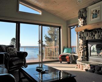 Tofte Cove on Lake Superior. Certain to WOW You! Sleeps Up to 6 Guests! Amazing! - Tofte - Living room