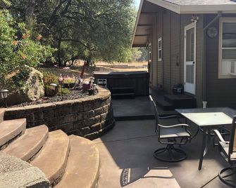 Large Private Entry Room/Spa by the Ridge Golf Course/Rural area/covered parking - Auburn - Innenhof