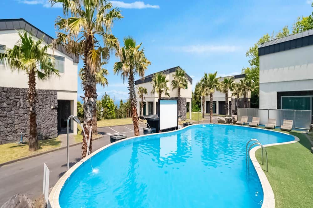 Pool and Villa Sorang