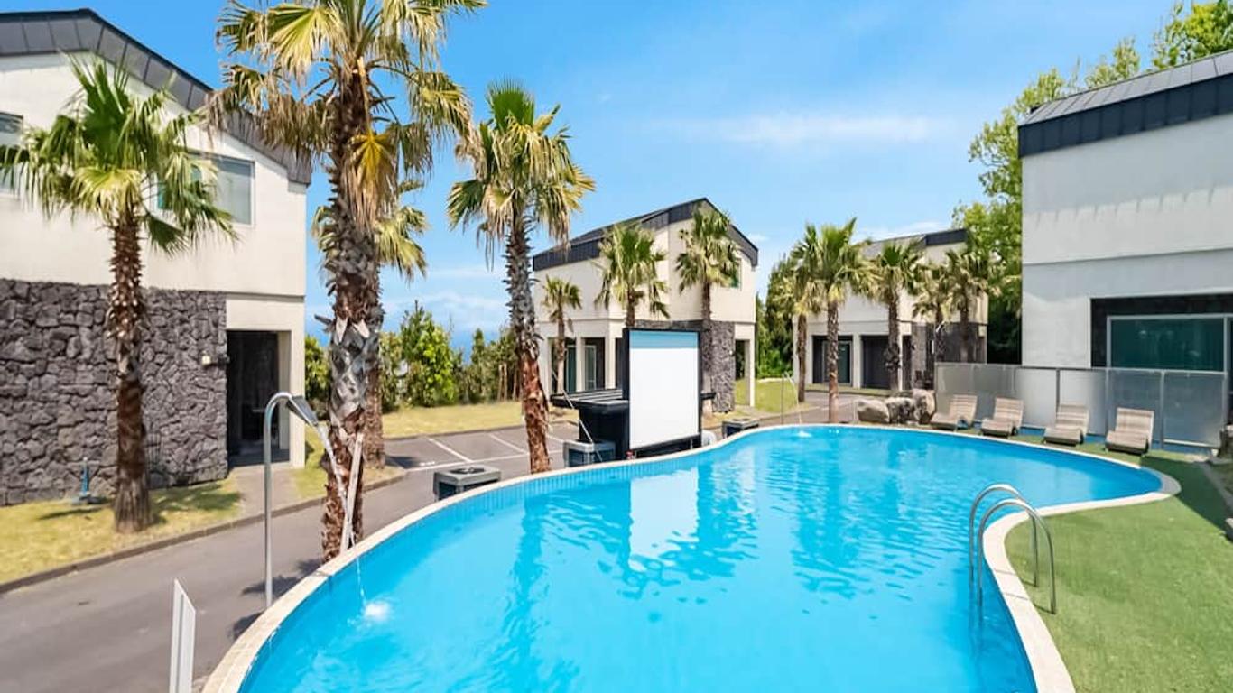 Pool and Villa Sorang