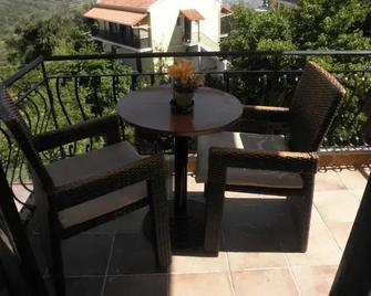 Agnes Rooms - Pelekas - Balkon