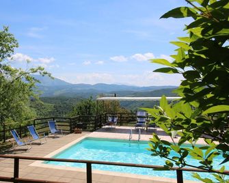 Farmhouse with Pool & Spa - Apecchio - Piscina