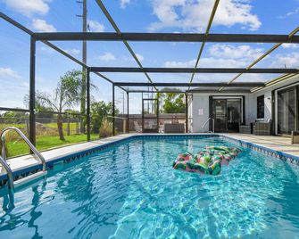 Coastal Family Retreat – Heated Pool, Fire Pit & Fun! - Holiday - Piscina