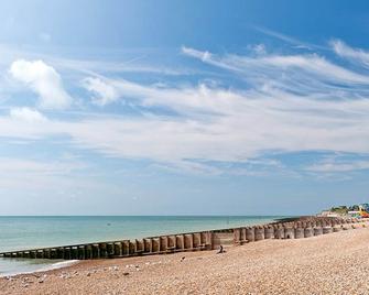 Regent Hotel - Eastbourne - Beach