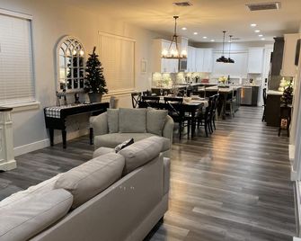 Glam modern farmhouse style in a gorgeous new custom home! - Citrus Heights - Sala de estar