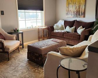 Comfortable whole house rental, convenient to so many Oshkosh events! - Oshkosh - Living room
