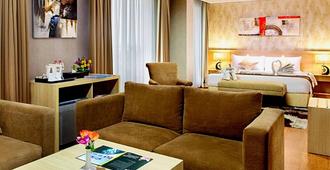 Days Hotel & Suites by Wyndham Jakarta Airport - Tangerang City - Oturma odası