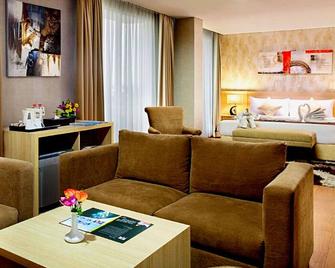Days Hotel & Suites by Wyndham Jakarta Airport - Tangerang City - Wohnzimmer