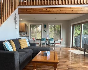 Panoramic Ocean View Escape - Cassidy - Living room