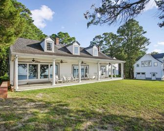 Waterfront Retreat with private beach and dock - Princess Anne - Building