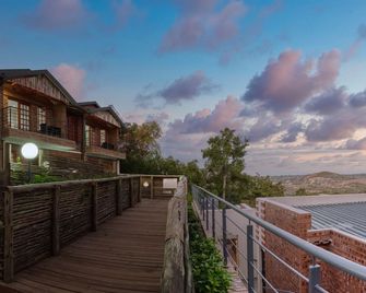 Tembo Guest Lodge - הייזיוויו - מרפסת