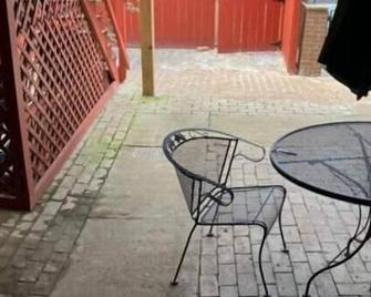 1 Delightful Nw DC Studio Apt With Private Parking - Washington, D.C. - Patio