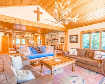 Bishops Retreat - Lake Junaluska - Living room