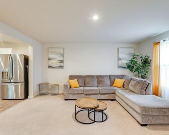 Sunlit Milford Townhome 2 Mi to Riverwalk! - Milford - Sala de estar