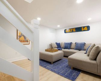 Gate 14–Your Home by the Dome! - South Bend - Living room