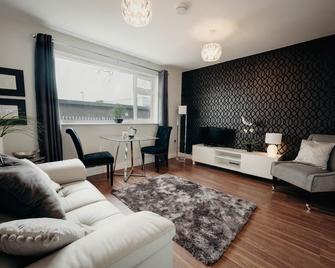 K Suites - Stunning 2 bed Flat w/free parking - Hinckley - Living room
