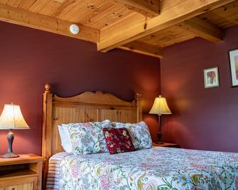 Welcome to the historic Elk River Hotel & Cafe! Located riverfront on the beautiful Elk River, and just 2 miles from I-79, you are moments away from all that the Sutton area has to offer. Guest in town to enjoy the gorgeous outdoor scenery and recrea - Sutton - Habitación