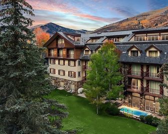 Great Deal! Close to Gopher Hill Lift w/ Hot tub and Parking! - Vail - Building