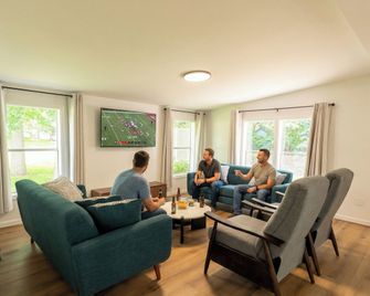 Sun & Sand Resort - Port Austin - Living room