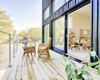 Mötesplats Borstahusen - Ландскруна - Патіо