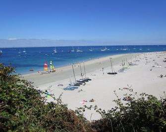 A stone's throw from the sea - Groix - Plage